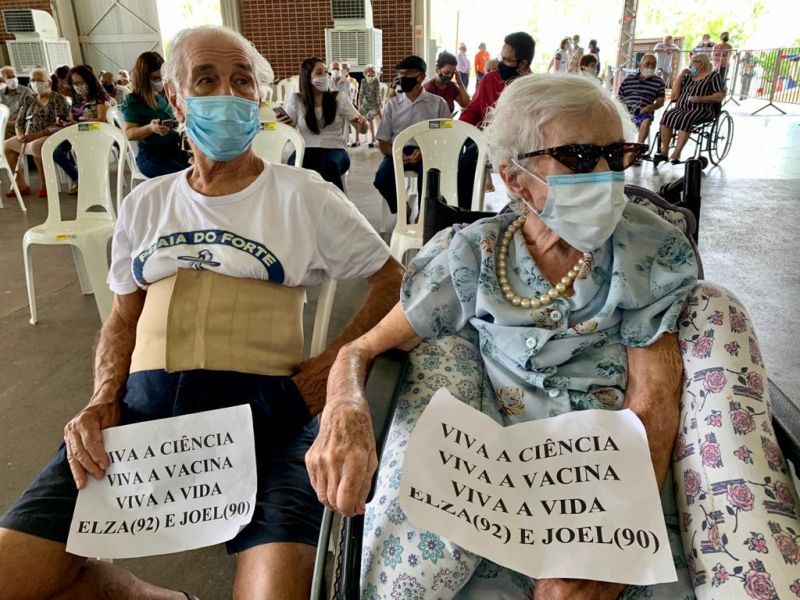 Casal de 90 e 92 anos é imunizado contra a Covid 19 em Cuiabá e comemora: viva a vida! 2021 02 14 13:24:36